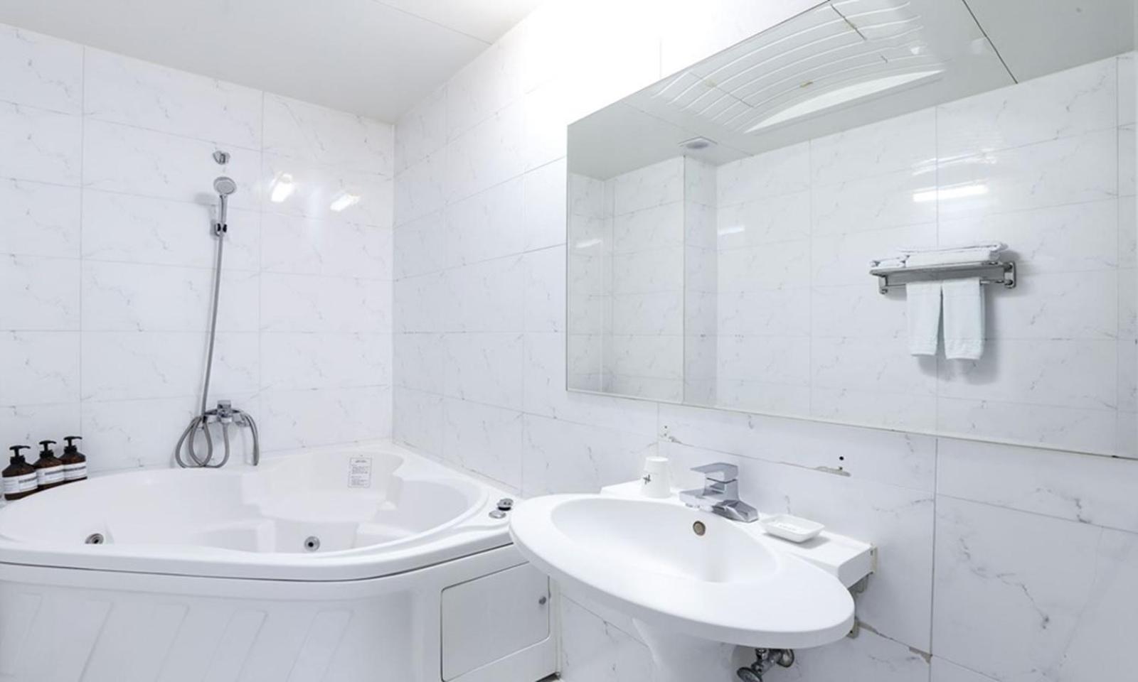 Gumi Time Hotel Екстер'єр фото