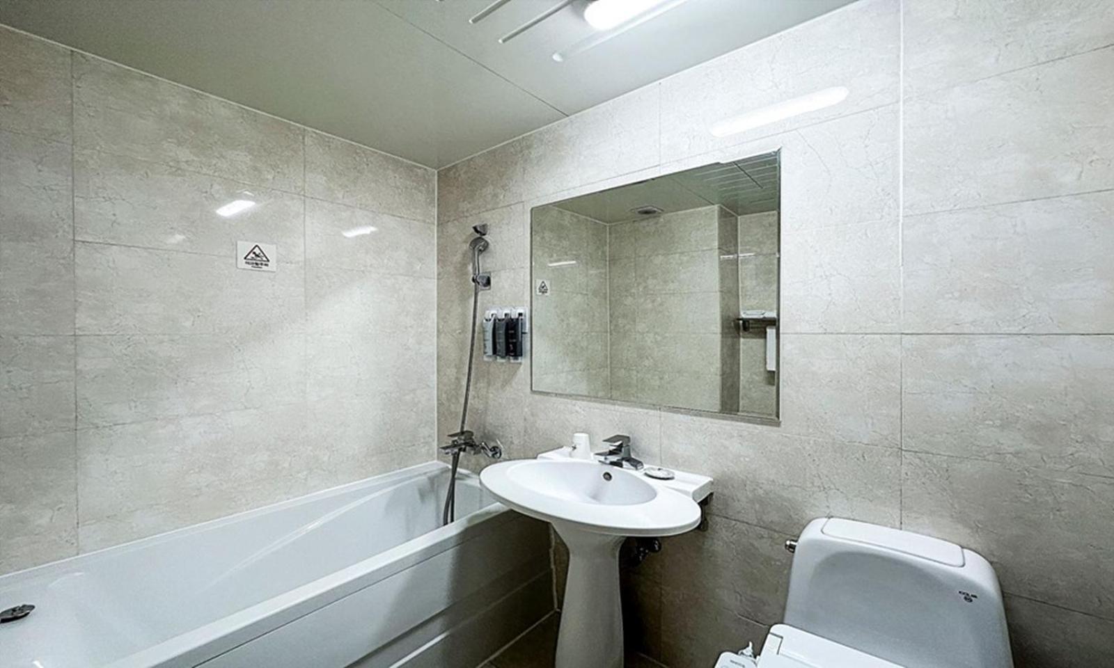Gumi Time Hotel Екстер'єр фото